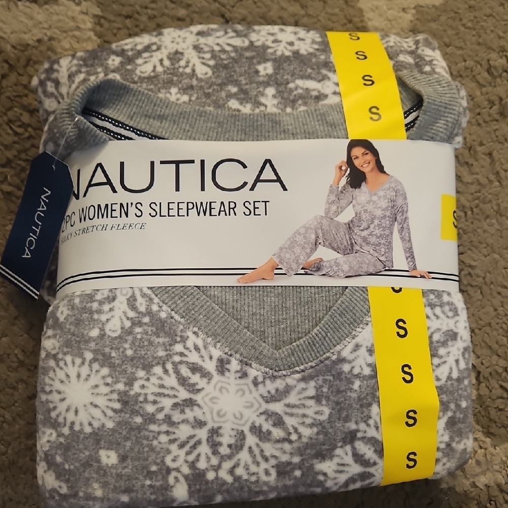 Nautica Women's Snowflake Gray Pajama Set